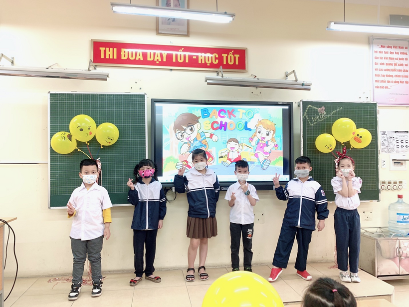A group of children standing in front of a screen

Description automatically generated with low confidence