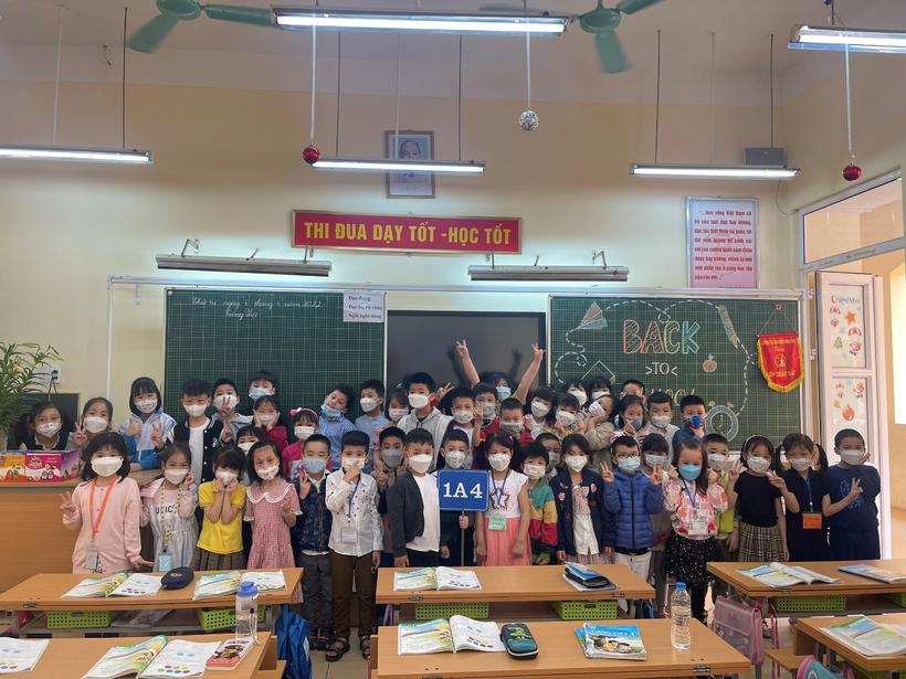 A group of children in a classroom

Description automatically generated with medium confidence