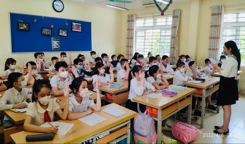 A teacher teaching her students

Description automatically generated with low confidence