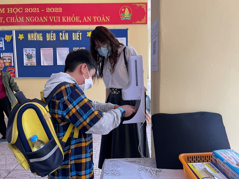 A person and person looking at each other

Description automatically generated with low confidence