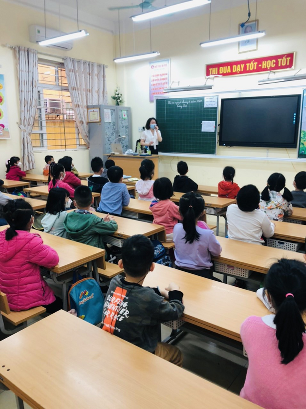 A picture containing text, indoor, table, person

Description automatically generated