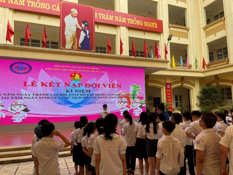 A group of people standing in front of a stage

Description automatically generated with low confidence