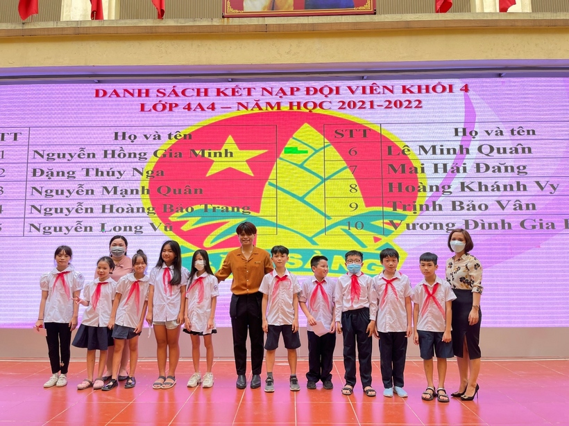 A group of children standing in front of a poster

Description automatically generated with medium confidence