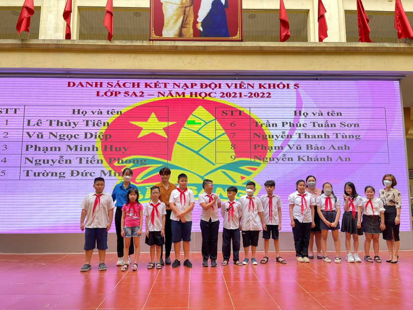 A group of people posing for a photo in front of a banner

Description automatically generated with medium confidence