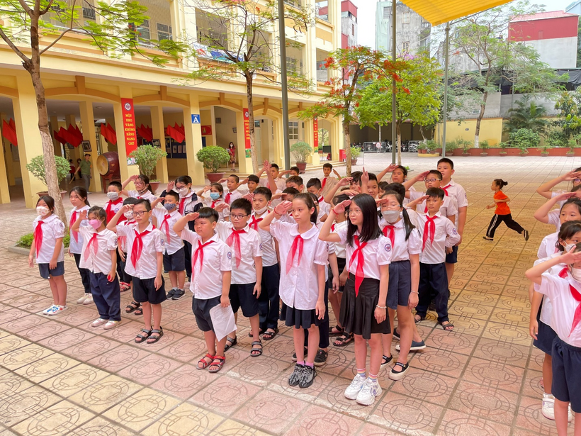 A picture containing ground, person, outdoor, group

Description automatically generated