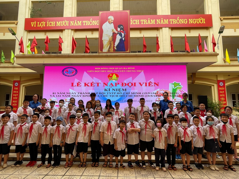 A group of children posing for a photo in front of a building

Description automatically generated with medium confidence