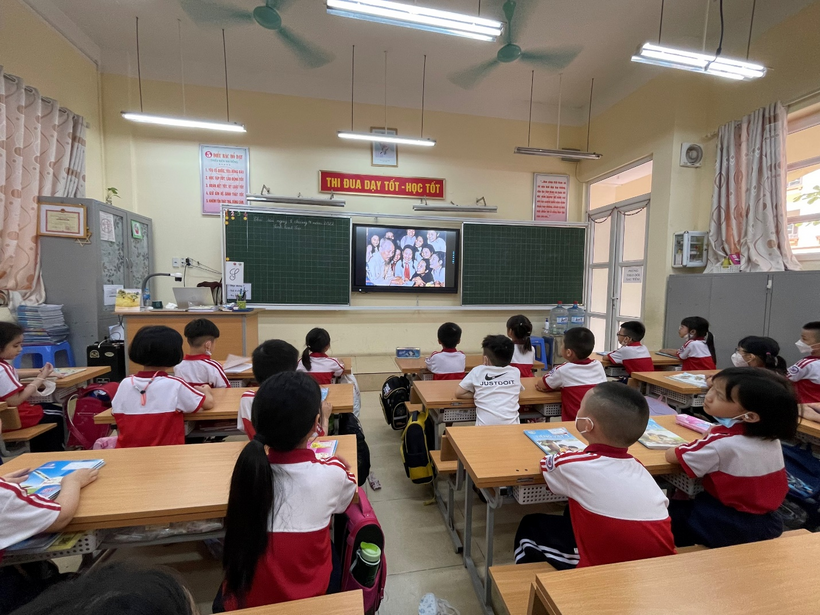 A picture containing text, indoor, ceiling, person
Description automatically generated