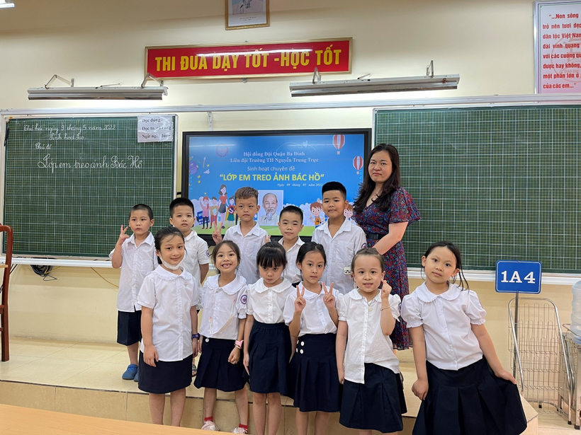 A group of people posing for a photo
Description automatically generated