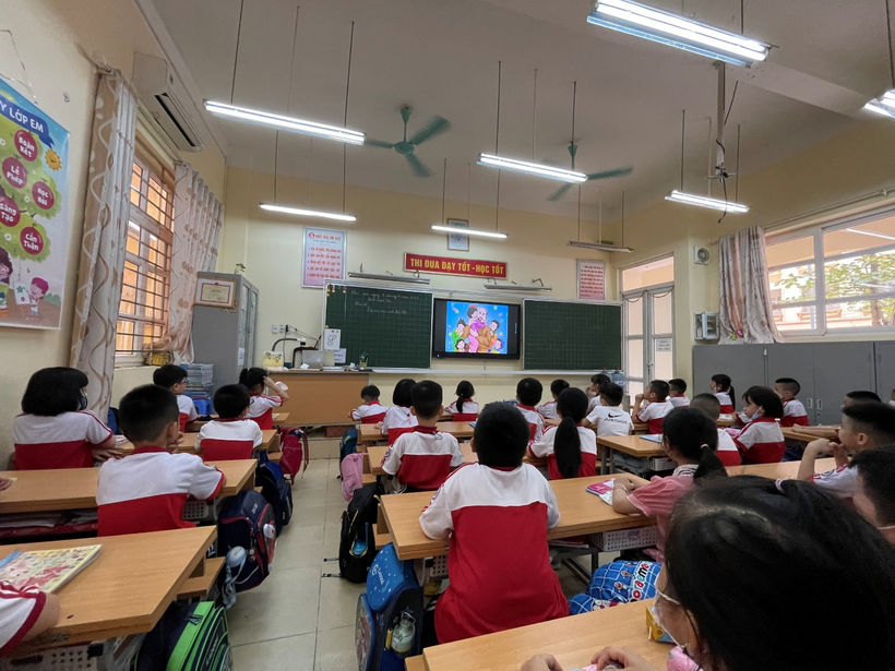 A picture containing text, indoor, person, ceiling
Description automatically generated