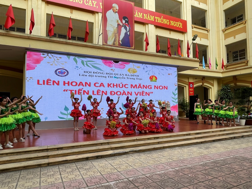 A group of people performing on stage
Description automatically generated with low confidence