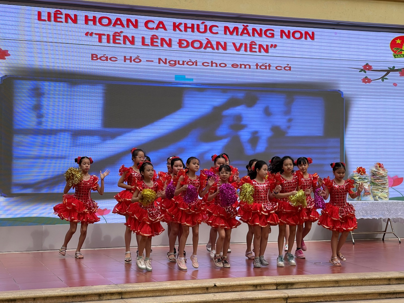 A group of girls performing on stage
Description automatically generated with medium confidence