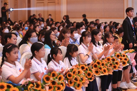 A group of people holding flowers

Description automatically generated with medium confidence