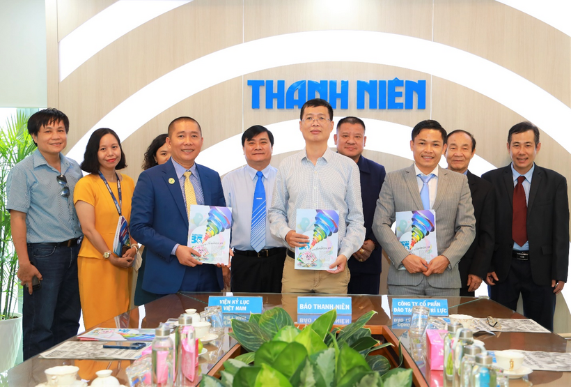 A group of people posing for a photo

Description automatically generated