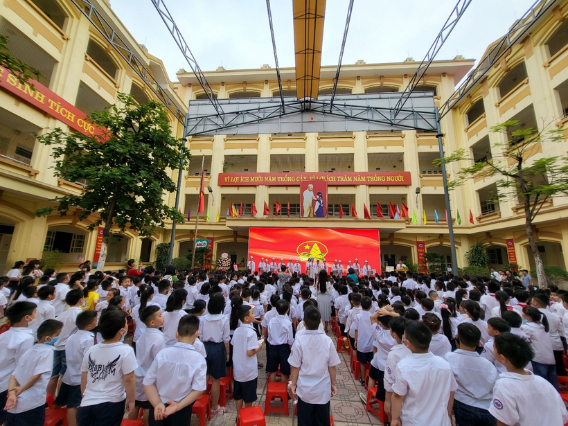 A picture containing building, person, sky, outdoor

Description automatically generated