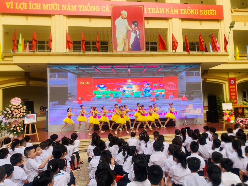 A picture containing text, person, indoor, building

Description automatically generated