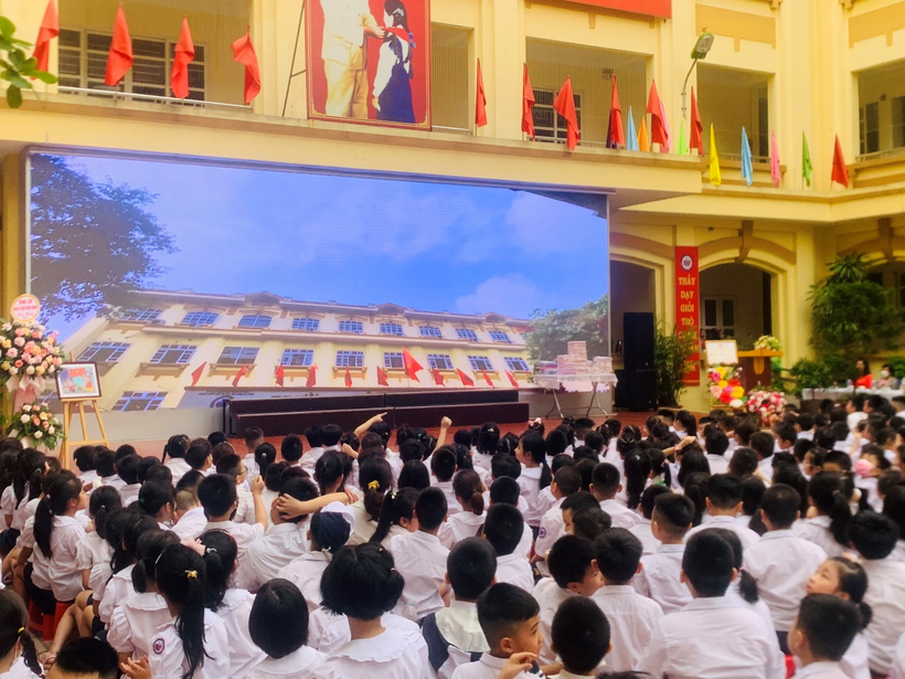 A group of people sitting in a circle in front of a stage

Description automatically generated with medium confidence