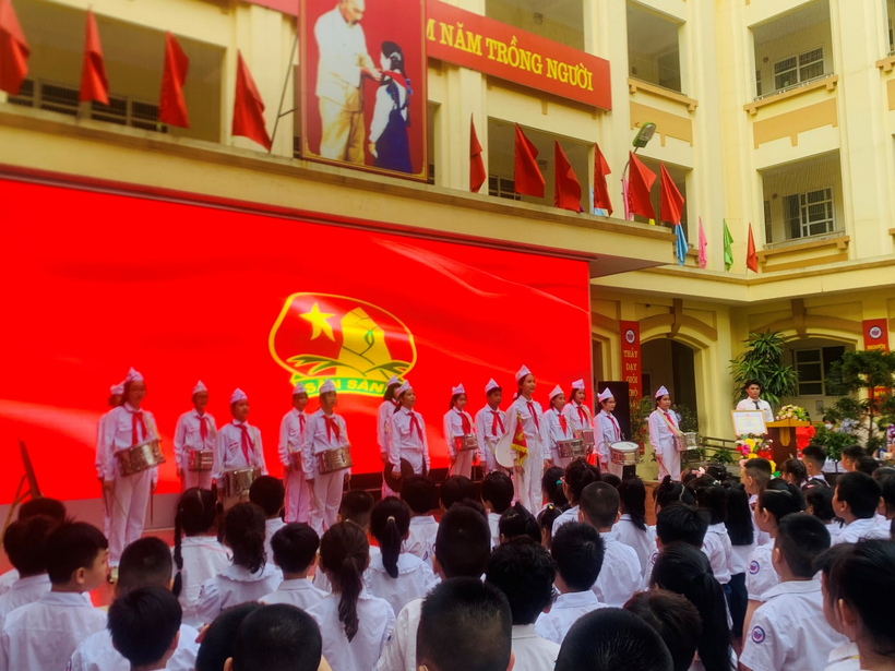 A group of people performing on stage

Description automatically generated