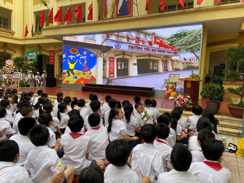 A group of people sitting in a room

Description automatically generated with low confidence