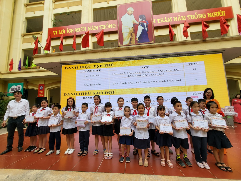 A group of children posing for a photo

Description automatically generated with medium confidence