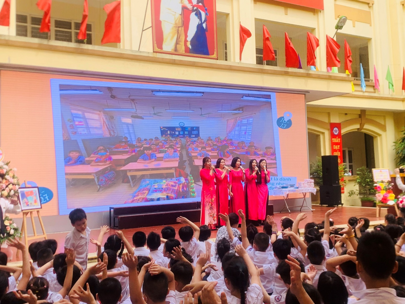 A picture containing text, person, indoor, group

Description automatically generated