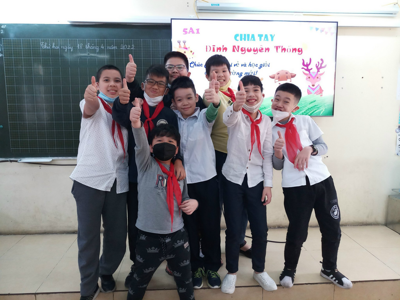 A group of people posing for a photo

Description automatically generated with medium confidence