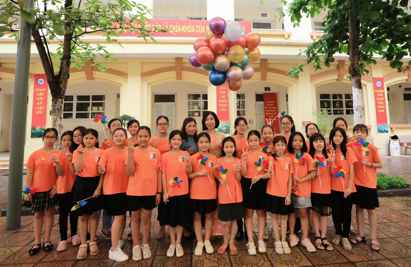 A picture containing person, outdoor, group, ground

Description automatically generated