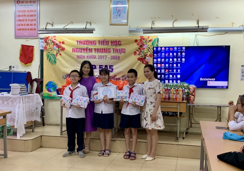 A picture containing text, indoor, floor, family

Description automatically generated