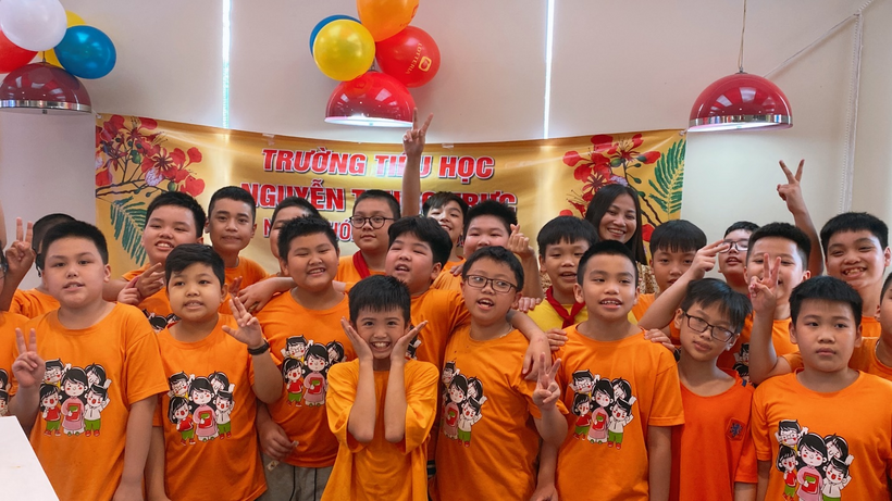A group of children wearing orange shirts

Description automatically generated with low confidence