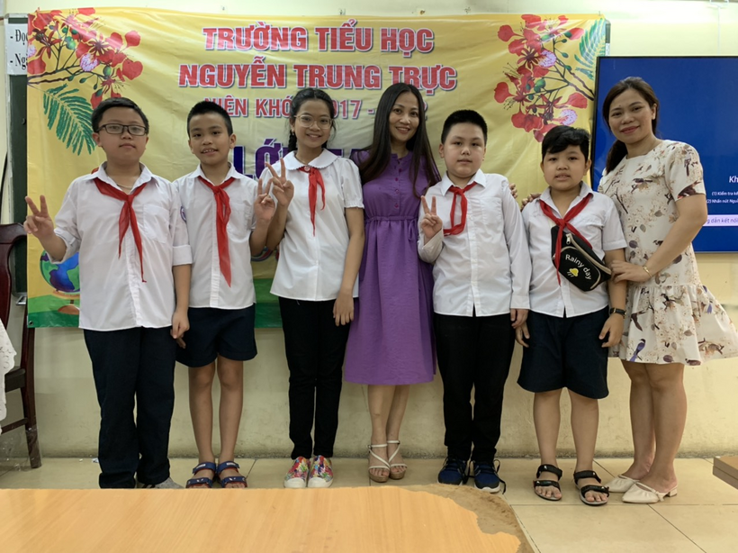 A group of people posing for a photo

Description automatically generated with medium confidence