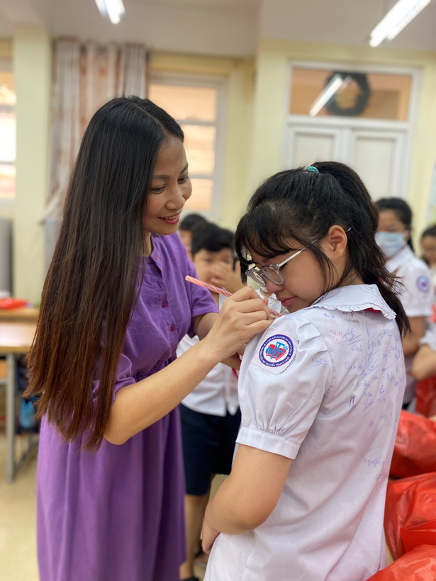 A picture containing person, indoor

Description automatically generated