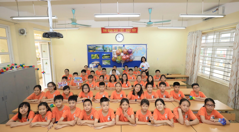 A group of children sitting in a room

Description automatically generated with low confidence