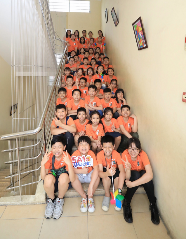 A group of people posing for a photo

Description automatically generated with medium confidence