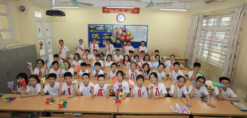 A picture containing text, indoor, table, conference room

Description automatically generated