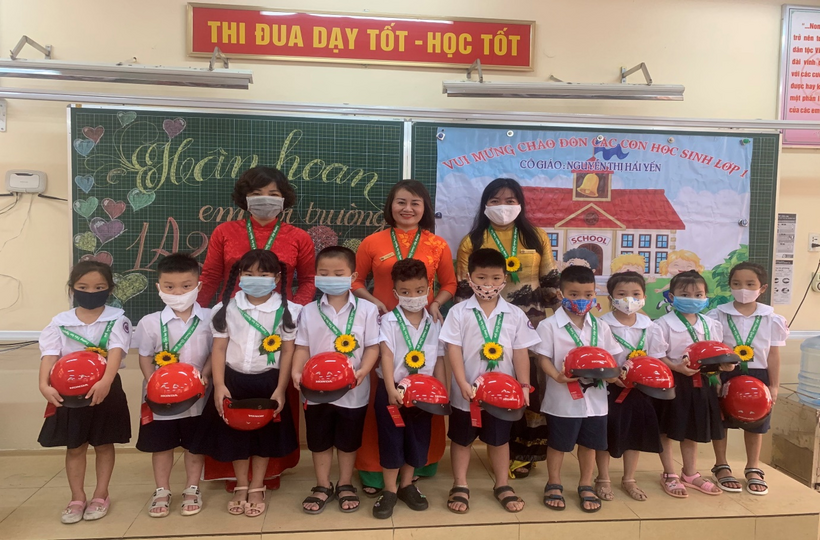 A group of children posing for a photo

Description automatically generated with medium confidence