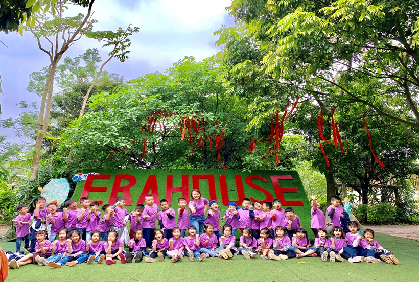 A group of people posing for a photo in front of a banner

Description automatically generated with medium confidence