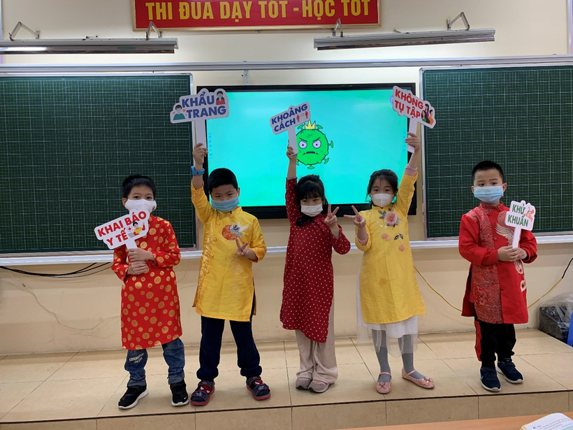 A group of children wearing face masks

Description automatically generated with low confidence