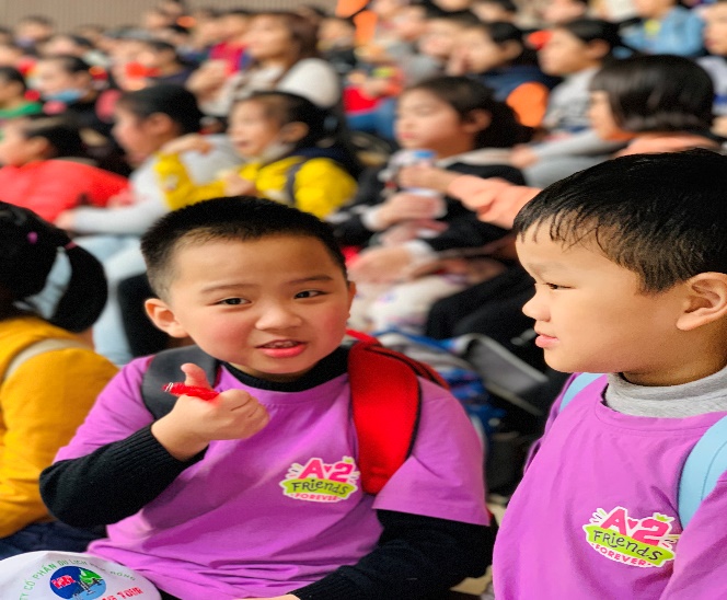 A group of children in a crowd

Description automatically generated with low confidence