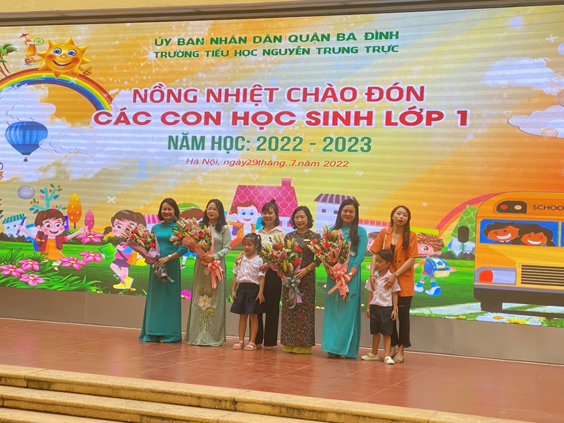 A group of people on a stage

Description automatically generated with medium confidence