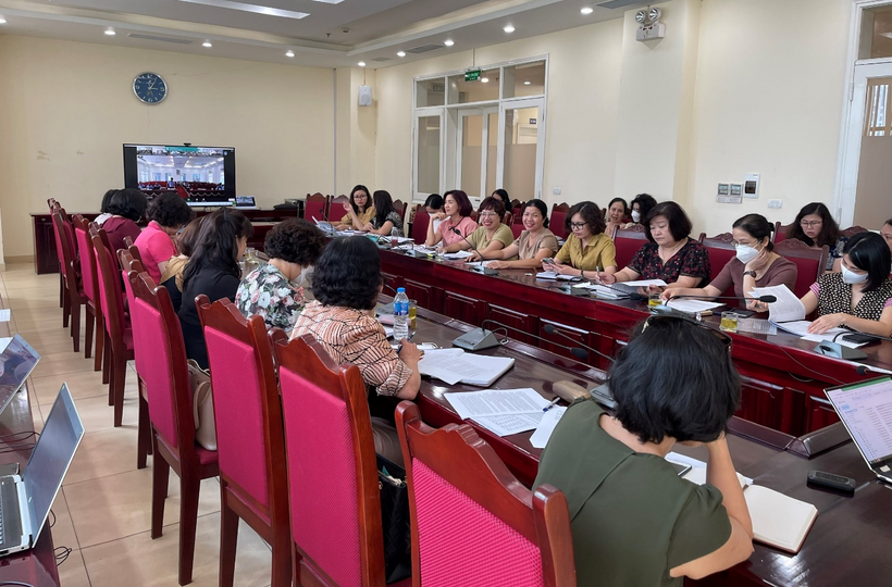 A picture containing indoor, person, scene, room

Description automatically generated