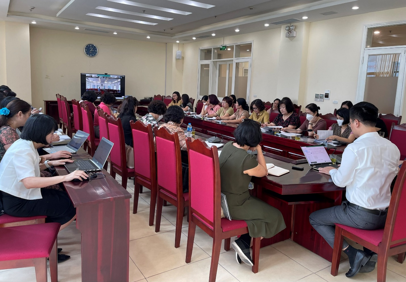 A group of people sitting at a table with laptops

Description automatically generated with low confidence