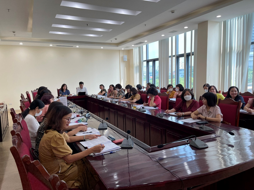 A group of people sitting in a room

Description automatically generated with low confidence