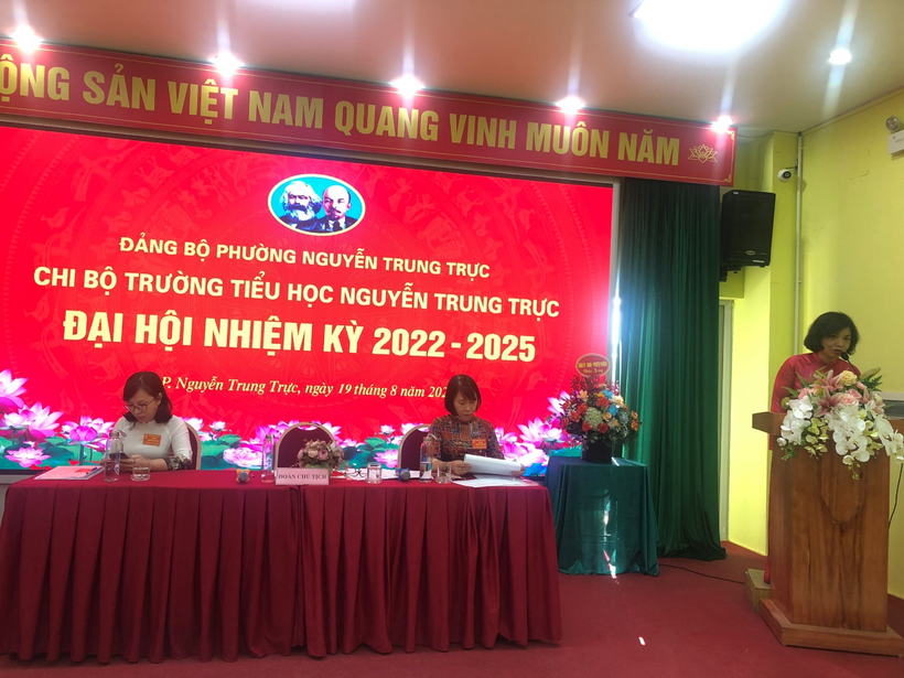 A picture containing text, person, indoor, red

Description automatically generated