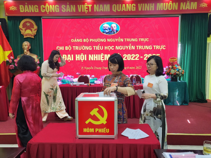 A picture containing text, red, person

Description automatically generated