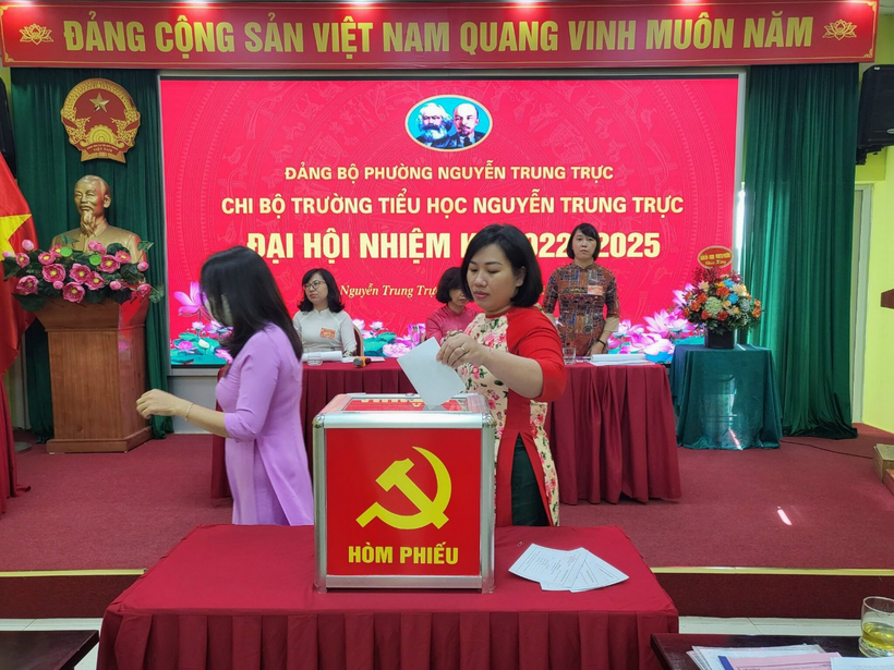 A picture containing text, red

Description automatically generated