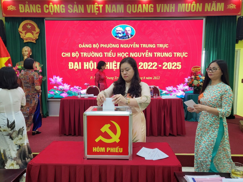 A picture containing text, person, standing, red

Description automatically generated