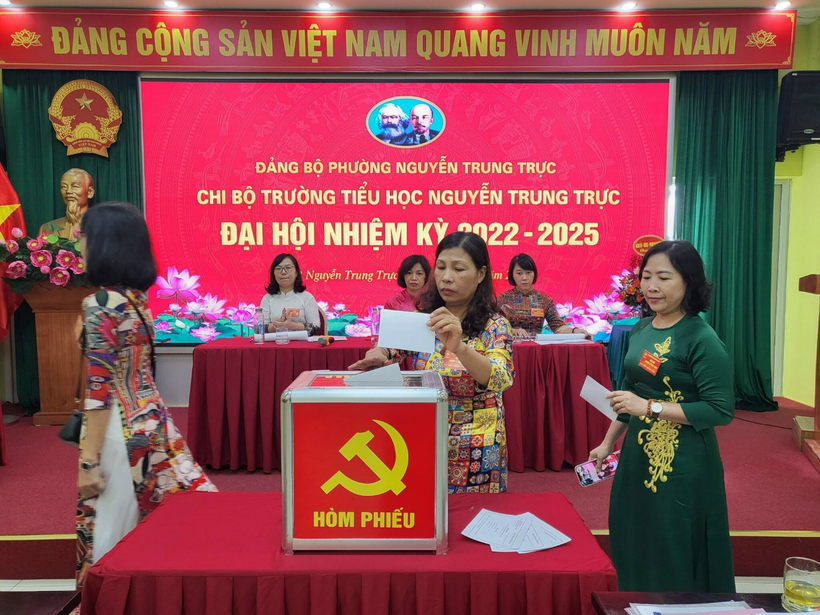 A picture containing text, person, red

Description automatically generated