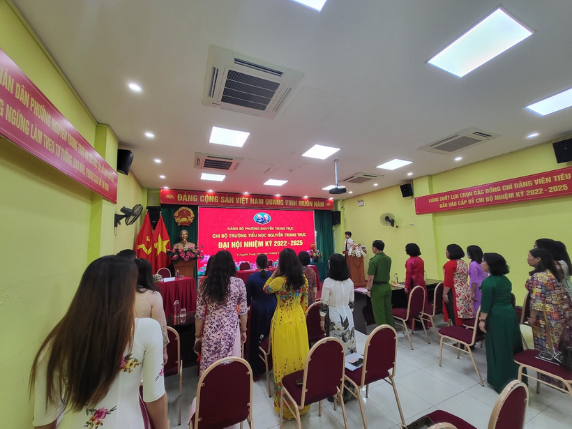 A group of people in a room

Description automatically generated with medium confidence