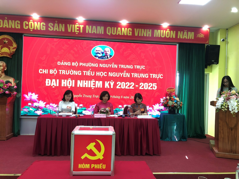 A group of women at a podium

Description automatically generated with medium confidence