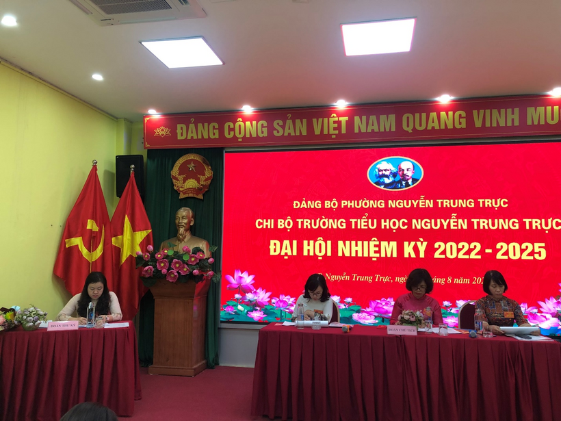 A picture containing text, ceiling, indoor, several

Description automatically generated