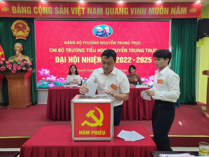 A picture containing text, red, person, auditorium

Description automatically generated